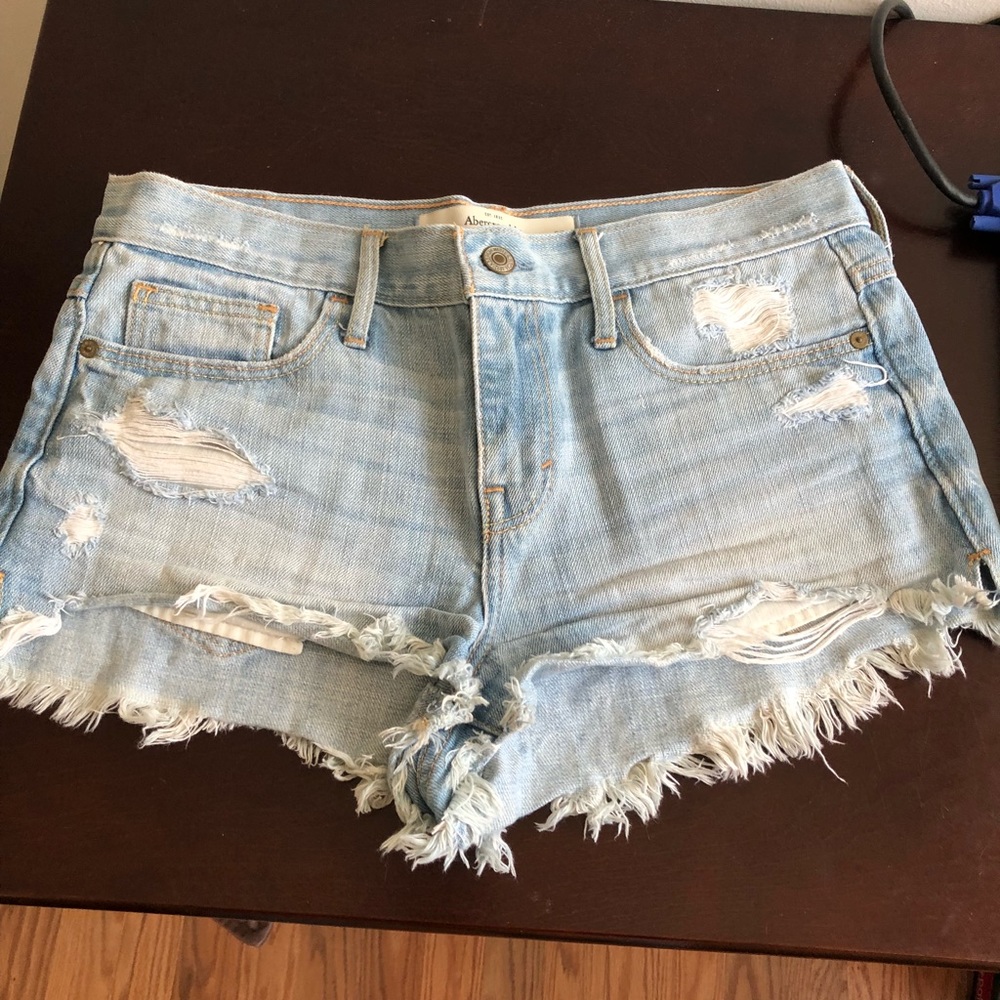 LIGHT WASH DENIM SHORTS!!